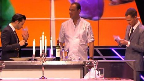 VIDEO. Doi prezentatori TV au pus la cale cea mai mare nebunie: sa se MANANCE unul pe altul