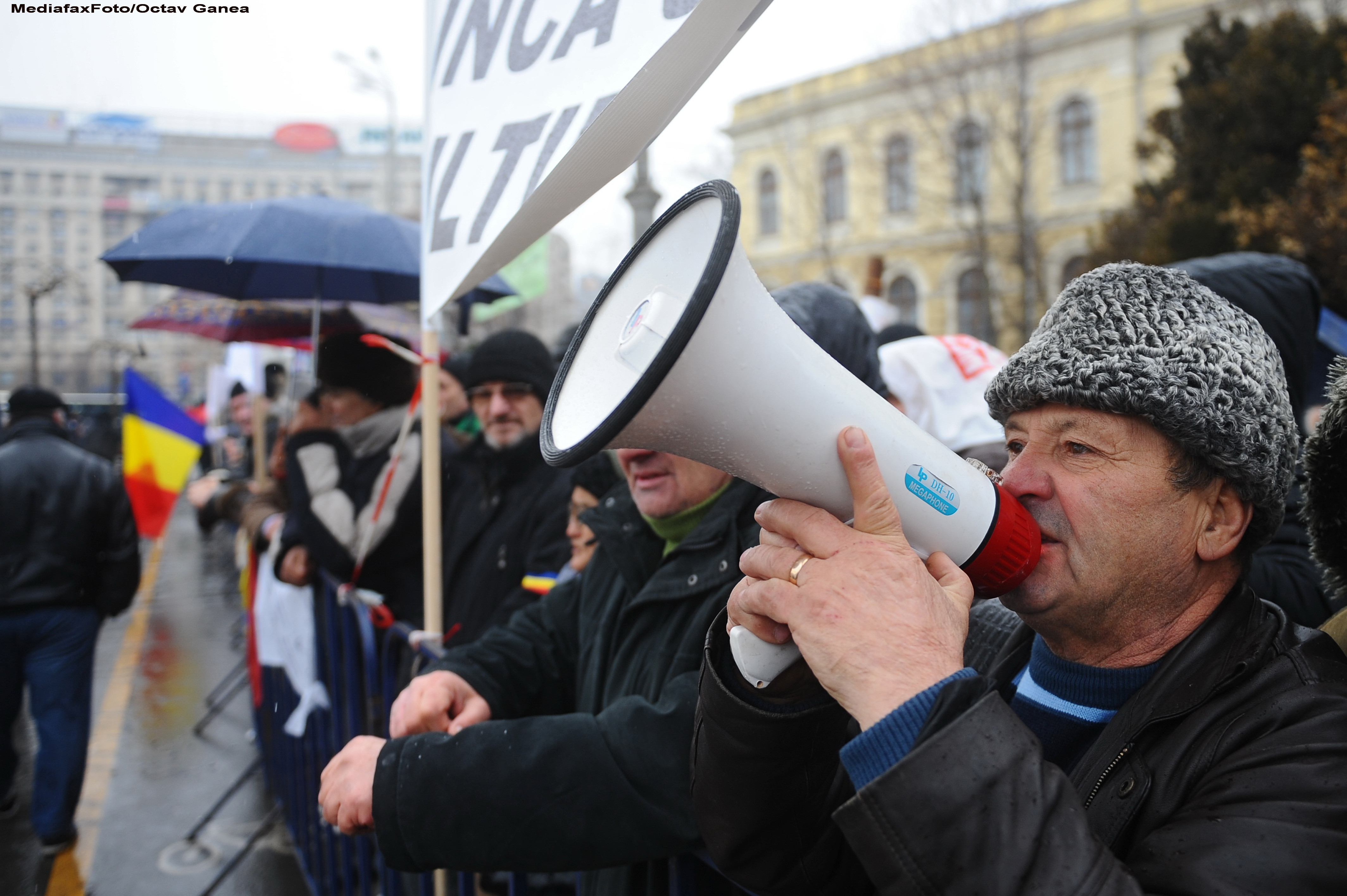 Revolutionarii, inca o luna in strada. Pana pe 22 martie, anunta ca vor iesi zilnic in Piata Operei