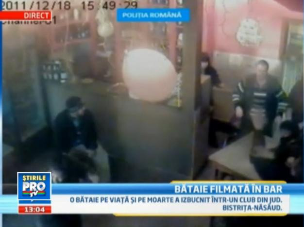 CAMERA DE SUPRAVEGHERE. Au zburat scaunele intr-un bar din Bistrita. Clientii au sarit la bataie