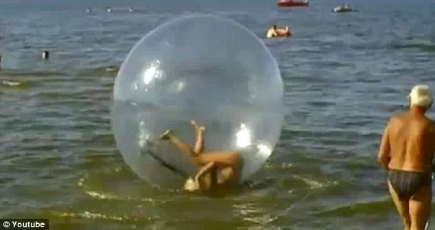 Blonda vs. balon de apa. Incercarile isterice ale unei tinere de a merge pe mare. VIDEO