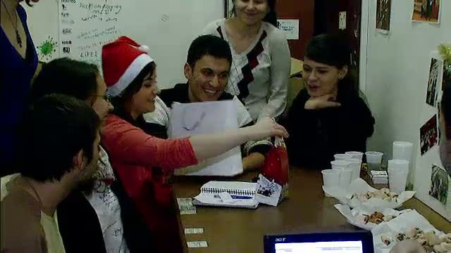 Conceptul Secret Santa prinde si la romani: cu o mana daruiesti, cu alta primesti