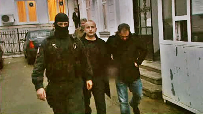 Un politist a ajutat o grupare de mafioti sa "stoarca" 1 milion de euro de la un fiu de deputat