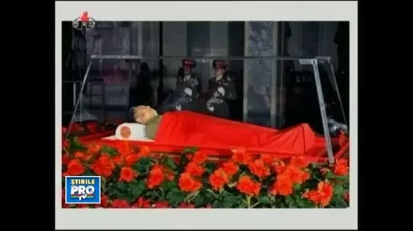 Primele imagini cu trupul neinsufletit al lui Kim Jong-il. E asezat intr-un sicriu de sticla