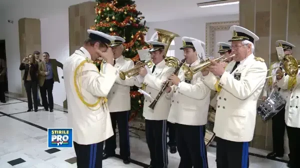 Sute de colindatori au invadat strazile din Timisoara