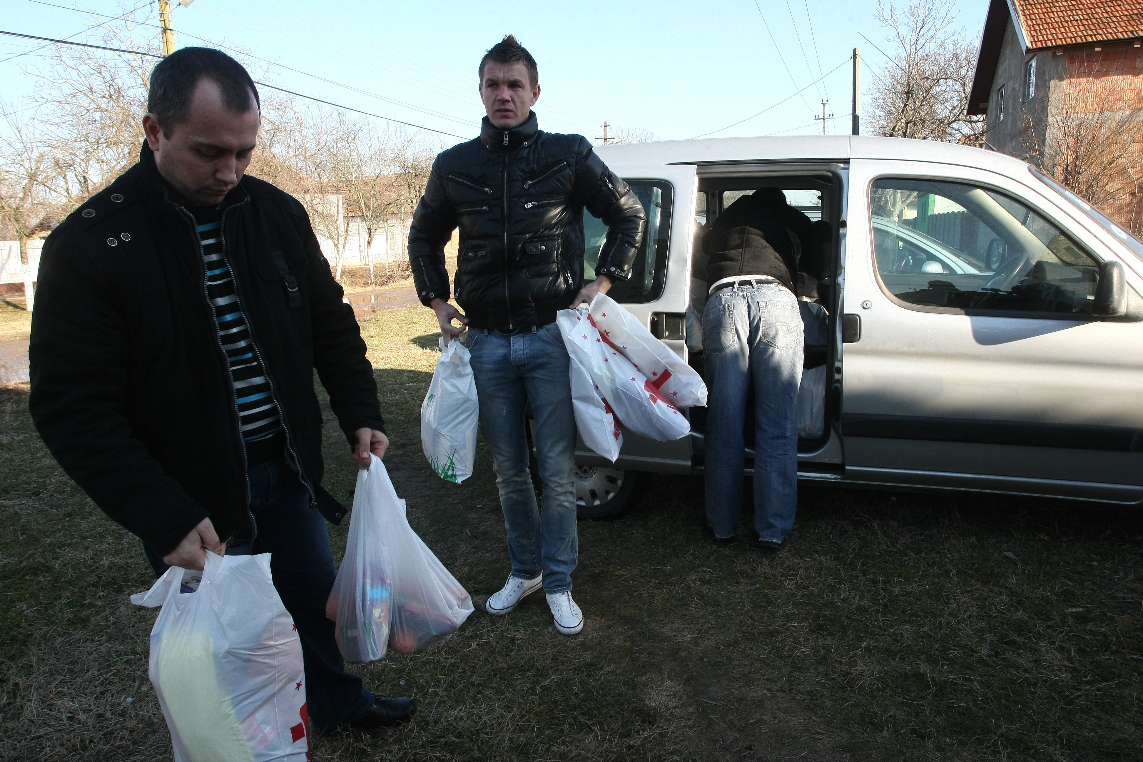 Suporteri cu inima mare. Fanii lui Poli au oferit cadouri unor copii saraci din judetul Timis