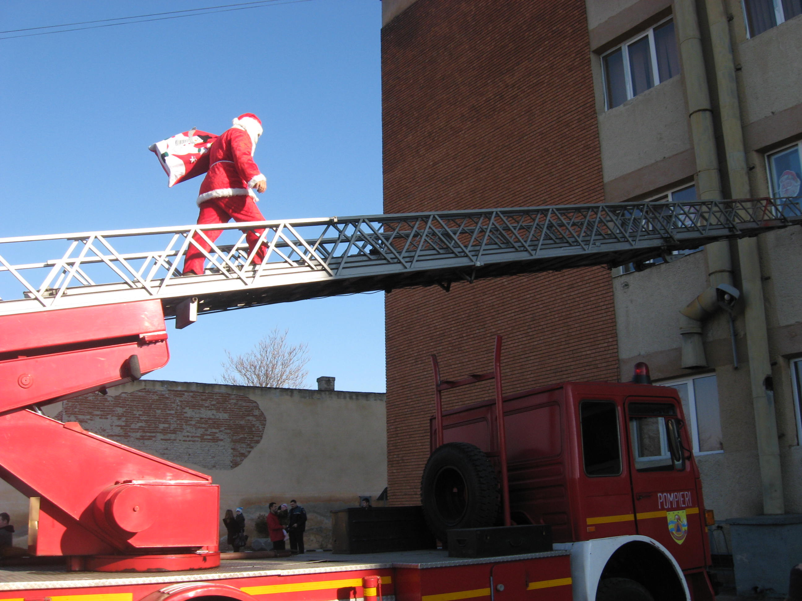Mosul se crede pompier. A venit cu girofarul si a escaladat cladiri cu scara