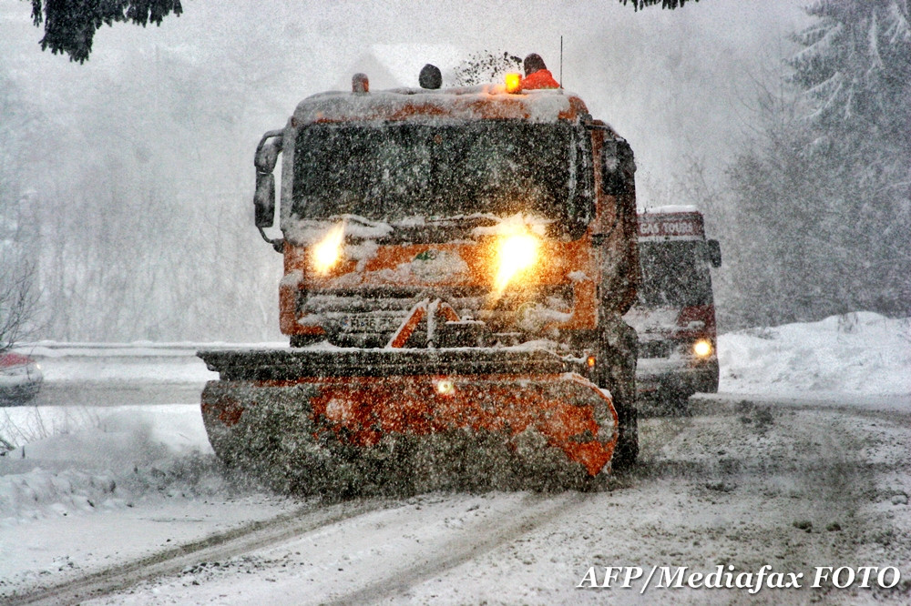 Iarna isi intra in drepturi. Utilajele de deszapezire patruleaza deja pe drumurile judetene