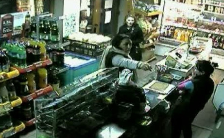 CAMERA DE SUPRAVEGHERE. In mai putin de 60 de secunde au reusit sa fure dintr-un magazin de 2 ori