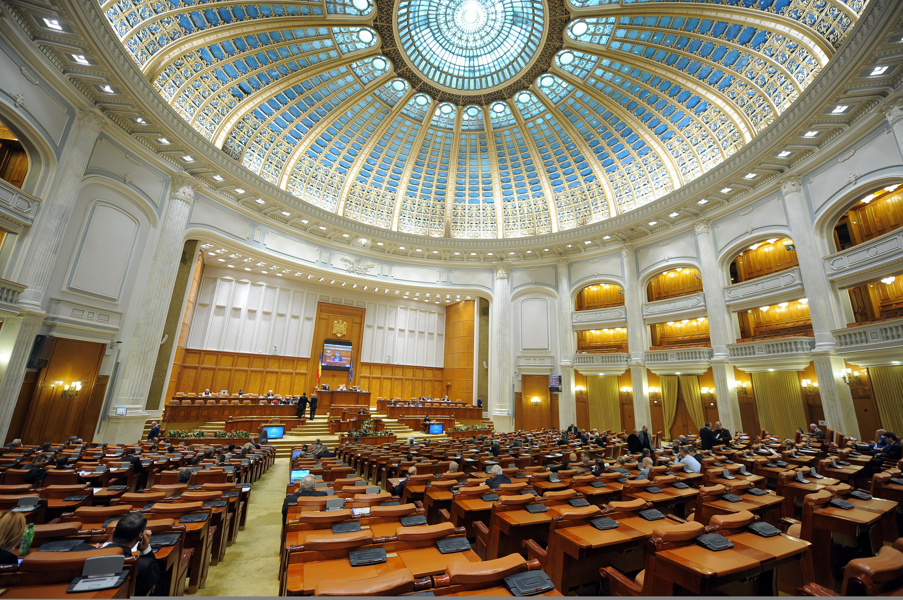 La ce oră se votează moțiunea de cenzură. Momentul decisiv din Parlament împotriva Guvernului Bolojan