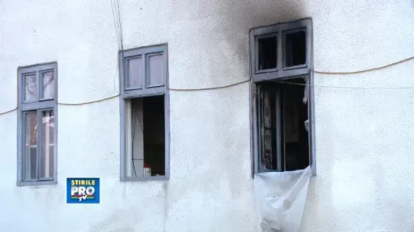 Brad incendiar. Un camin din Timis a luat foc din cauza unui scurtcircuit la o instalatie de Craciun