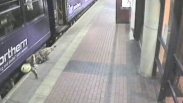 O femeie beata coboara dintr-un tren, se impiedica si cade sub el. VIDEO