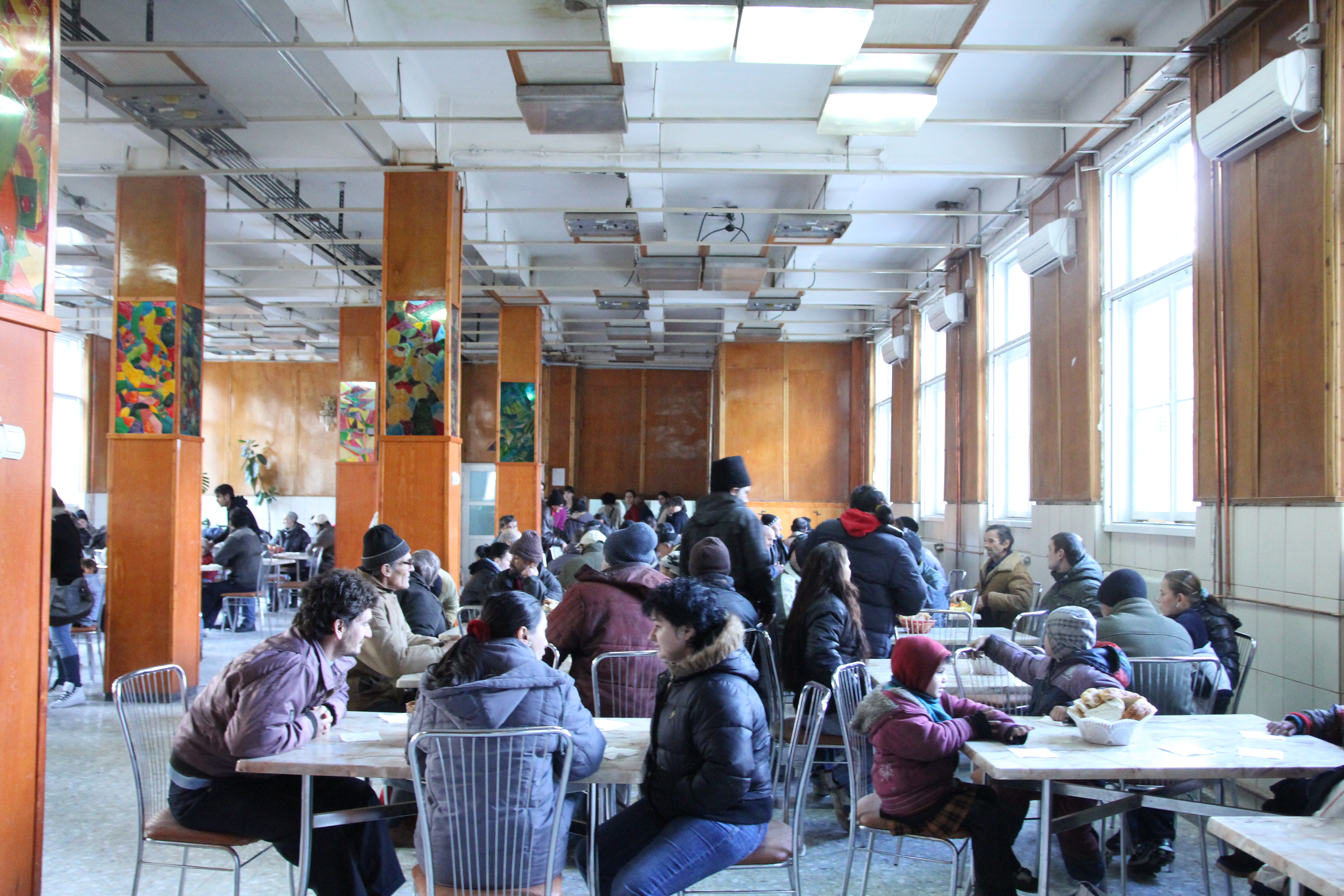 Uniti de dorinta de a ajuta. Cativa timisoreni au organizat o masa de Craciun pentru 500 de nevoiasi