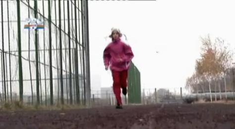 Daruiesti si castigi: Denisa, fetita cu adidasi rupti, care vrea sa-i calce pe urme Gabrielei Szabo