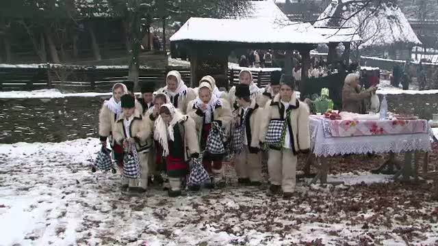 Craciun magic in Maramures. Colindatori in straie populare le-au cantat gazdelor toata ziua