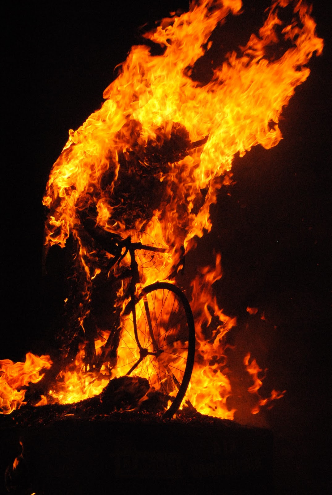 Trebuie sa-i dai foc Satanei cand serbezi Craciunul. Obicei straniu in Guatemala