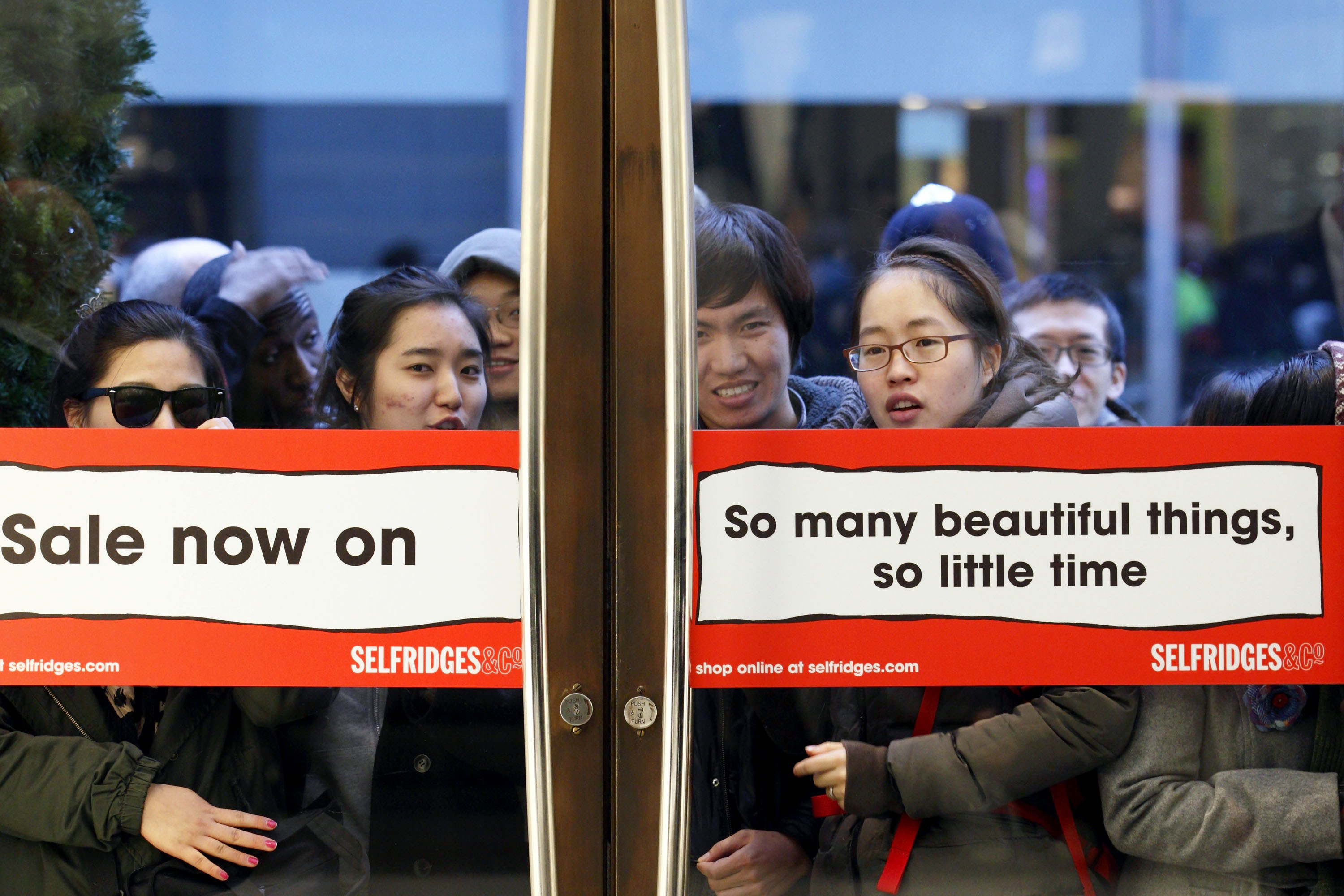 80% reduceri, 20% bun simt. Englezii s-au calcat in picioare pentru chilipirurile de Boxing Day