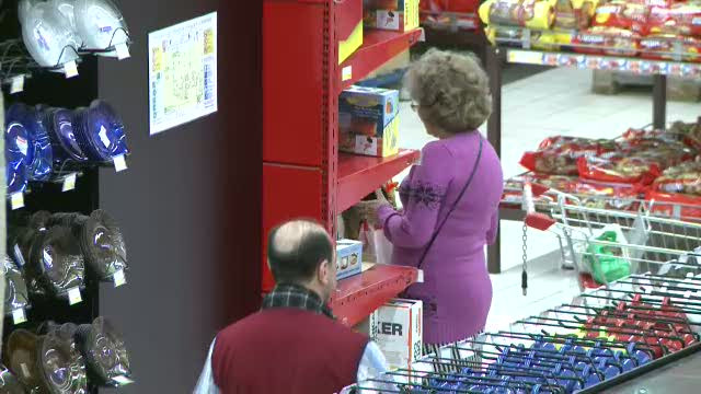 Ce au cumparat romanii, a doua zi de Craciun: fiare de calcat, aspiratoare si masini de tocat carne