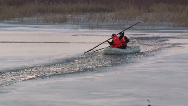 Doi copii au murit incercand sa recupereze de pe gheata mingea primita cadou de Craciun