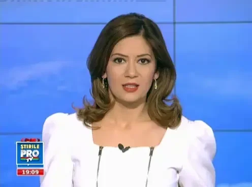 VIDEO. Cel mai petrecaret roman de Craciun. Si-a etalat muschii la bustul gol, pe muzica traditionala