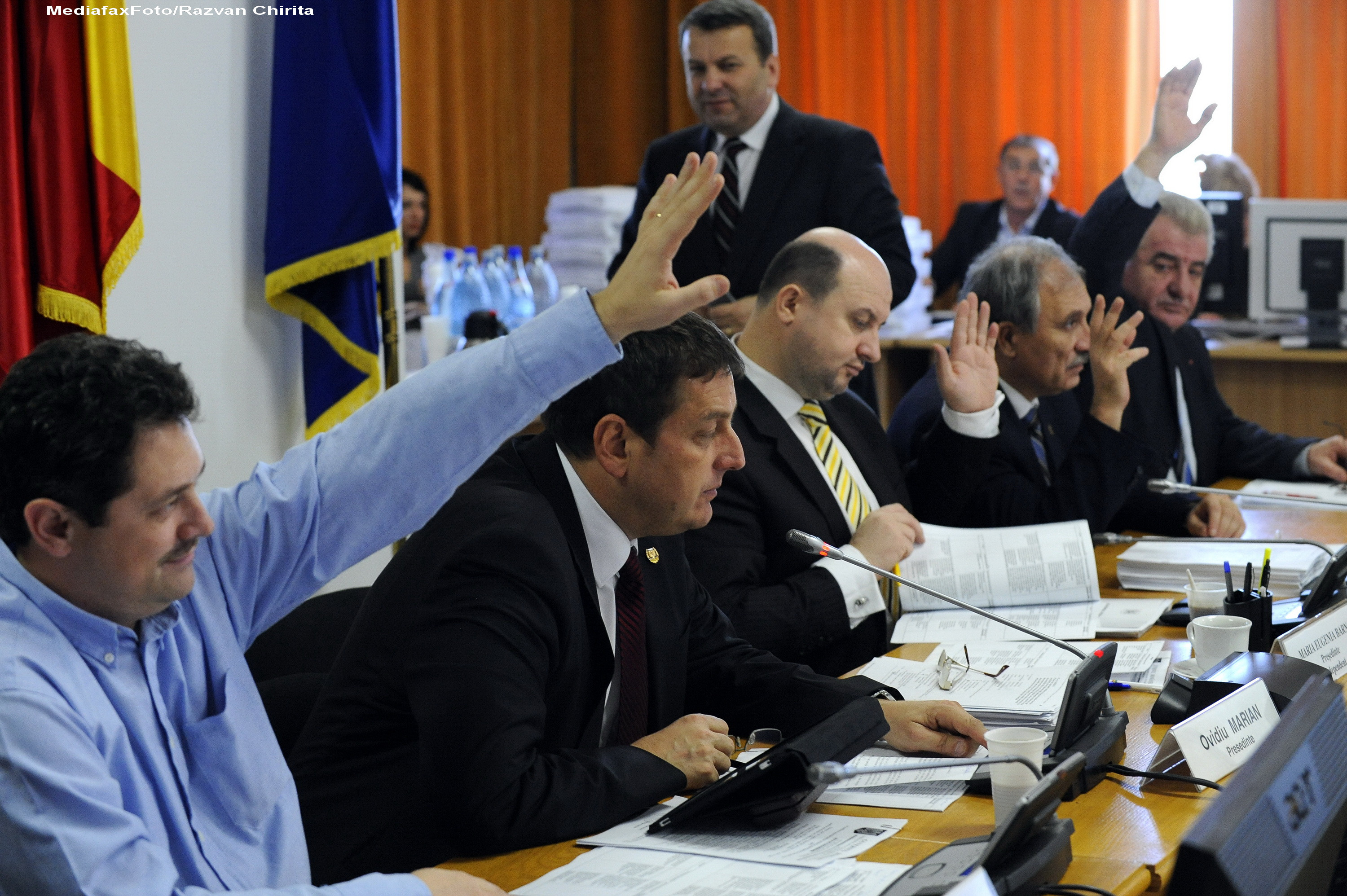 Umor parlamentar in 2011: declaratii politice cu bibilici, oua, pitici, concubini si laxative