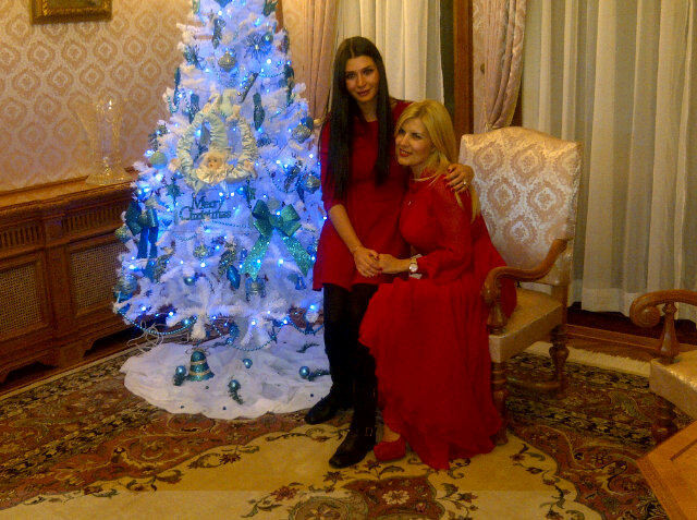 EBA publica pe Twitter doua imagini realizate de Sarbatori: cu tatal ei si cu Elena Udrea