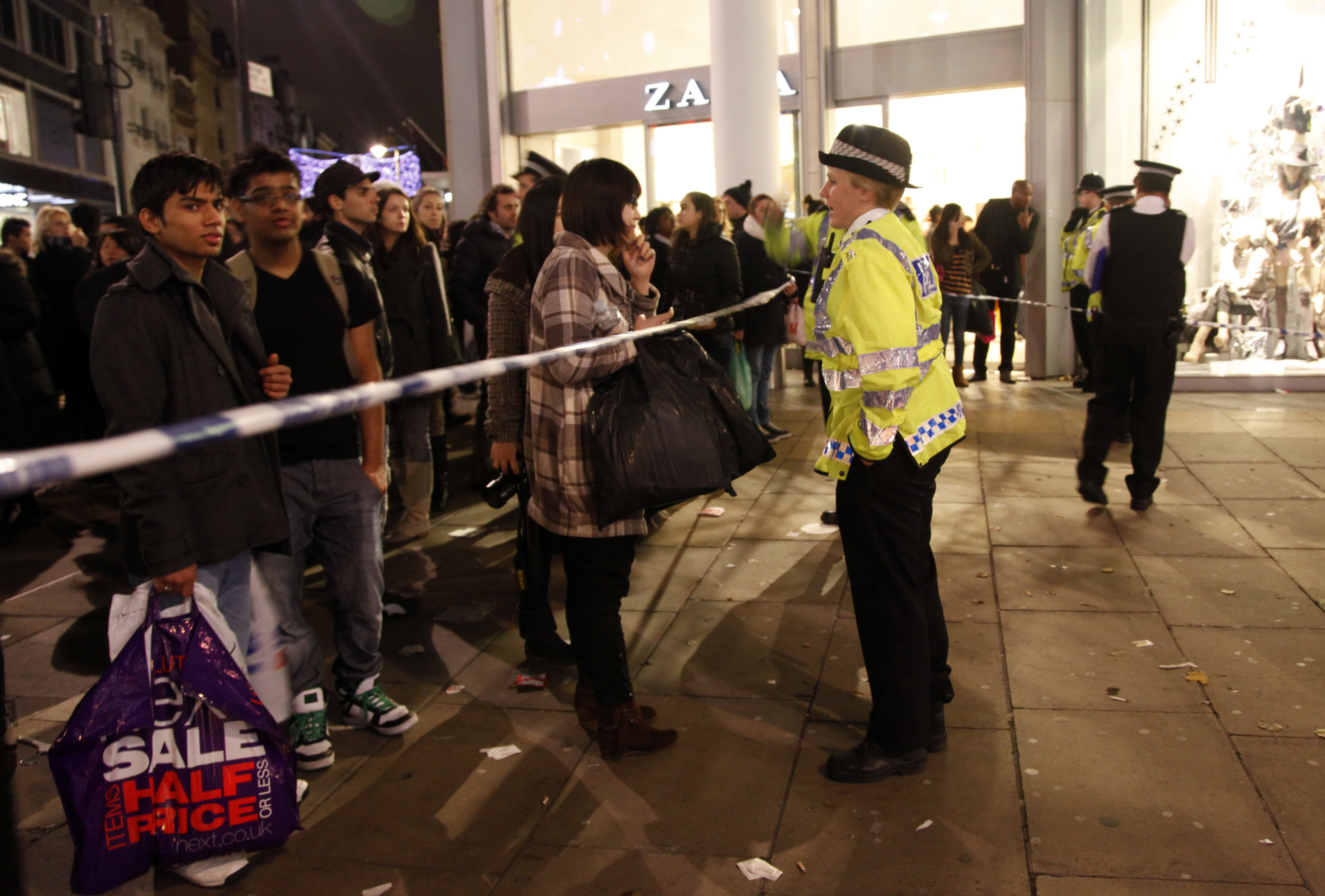 Scena care a starnit panica in cel mai aglomerat loc din Londra, in cea mai agitata zi a anului