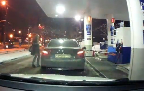 VIDEO. O soferita face prapad cu BMW-ul la o benzinarie. Reactia surprinzatoare a angajatilor