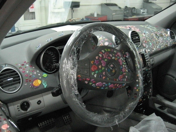 FOTO. Ea nu ar trebui sa mai primeasca niciodata dreptul de a cumpara un Mercedes. Iata ce i-a facut