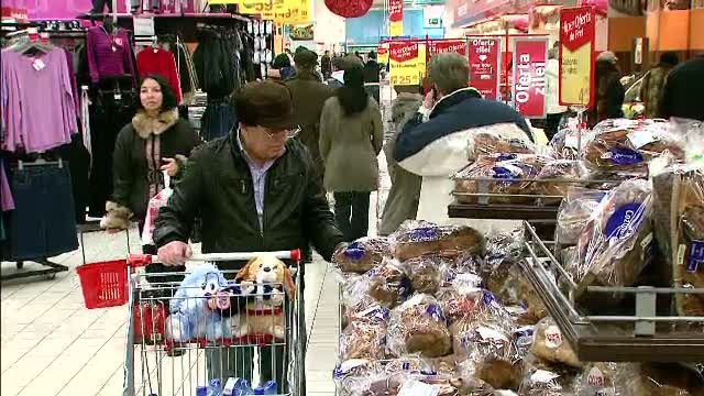 Romanii nu s-au uitat la bani de Craciun. 1 miliard de euro dati pe mancare, bautura si cadouri