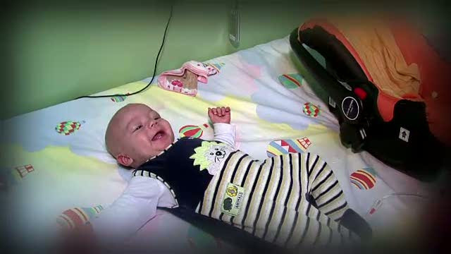 Bebelus de 6 luni, bolnav de cancer de la nastere. Oamenii de afaceri il pot ajuta, fara niciun cost