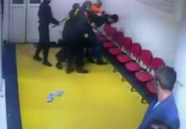 VIDEO. Sotul unei paciente s-a luat la bataie cu agentii de paza, pe holurile spitalului