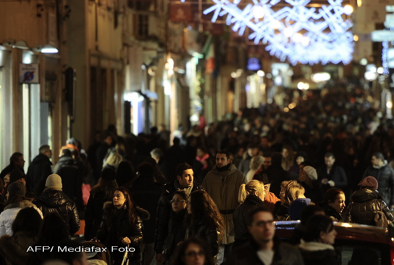 Italienii au strans cureaua de Craciun. Au cheltuit cel mai putin in ultimii zece ani pentru cadouri