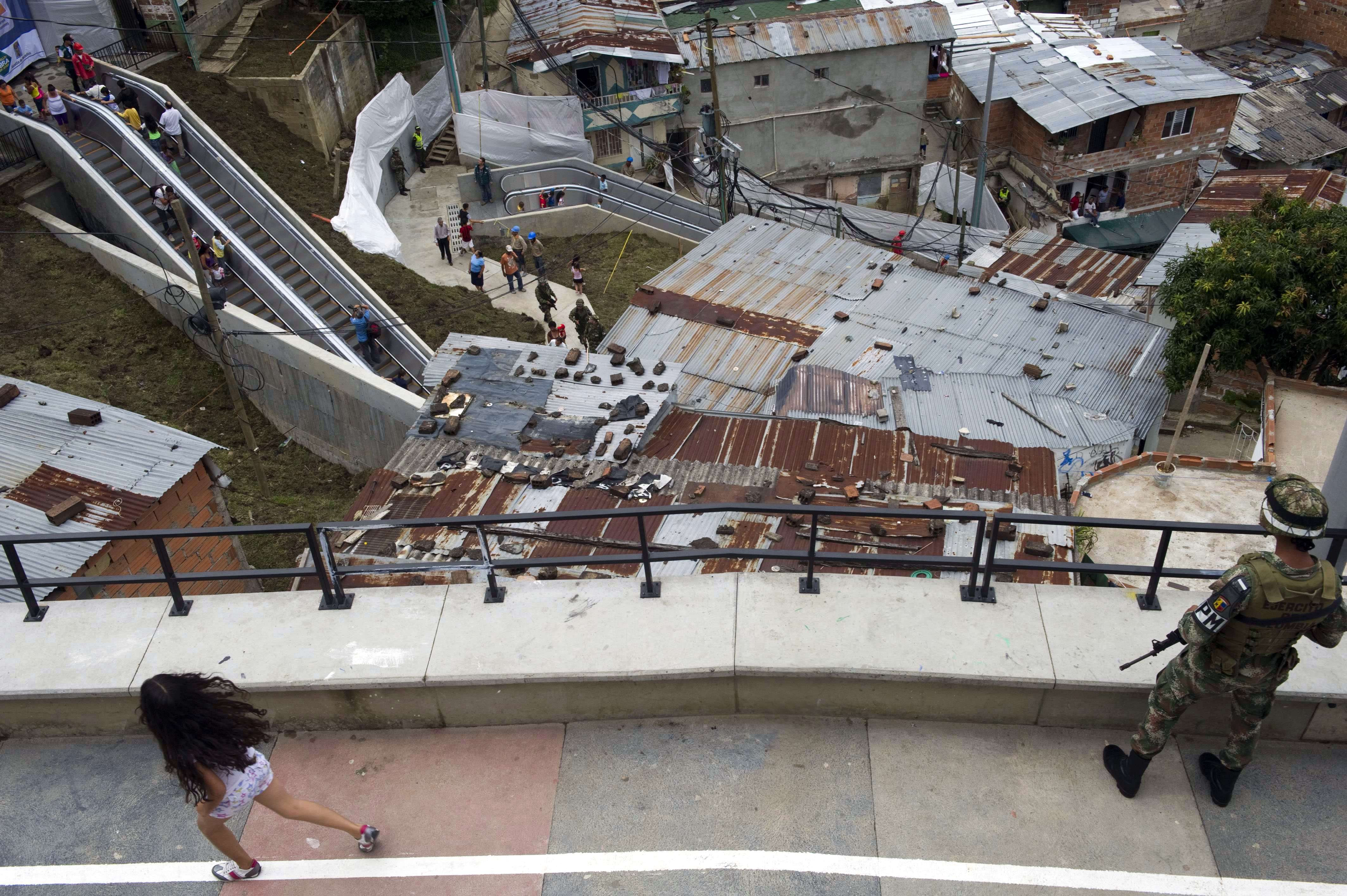 "Minunea" care aduce civilizatia in orasul drogurilor.Columbienii lovesc in saracie cu scari rulante
