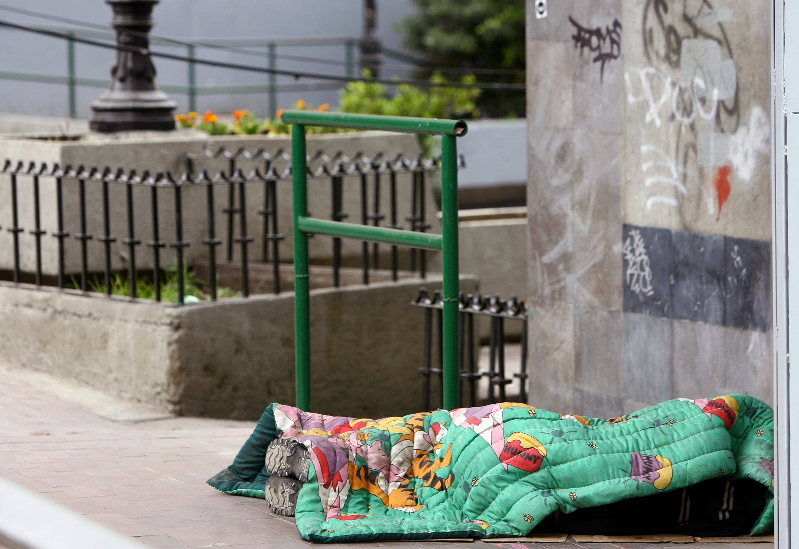 "Oamenii strazii miros urat". Mesajul care te lasa fara slujba intr-o tara cu 47 de mil. de saraci