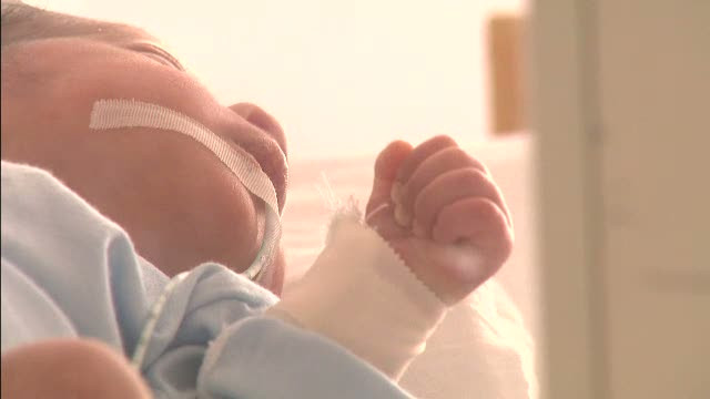 Cele doua siameze nascute la Pitesti au doua inimi autonome, sanatoase. Cand ar putea fi separate