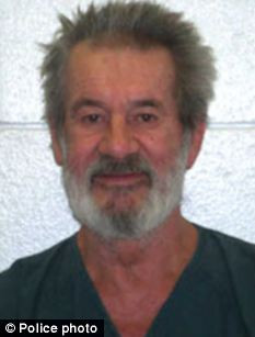 A ajuns de rasul lumii. De ce a reclamat acest barbat 2 dame de companie cu care voia sa se iubeasca