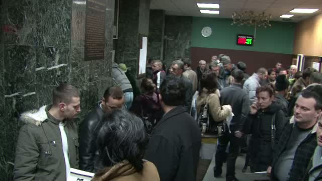 Nebunia de la serviciile de inmatriculari continua. Soferii vor sa evite in ultima clipa noua taxa