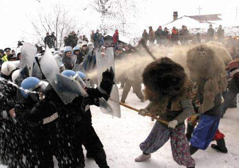 Mai sunt cateva ore pana la traditionala lupta cu masti de la Ruginoasa.Ce primesc castigatorii