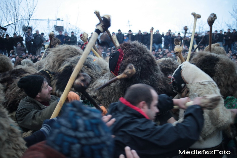 Traditionala bataie de Anul Nou, transformata in baie de sange la Ruginoasa. "Va iesi cu omor aici"