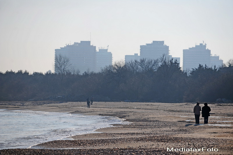 Revelion exotic la malul marii. Sunt si romani care nu ofteaza dupa zapada, ci dupa valuri