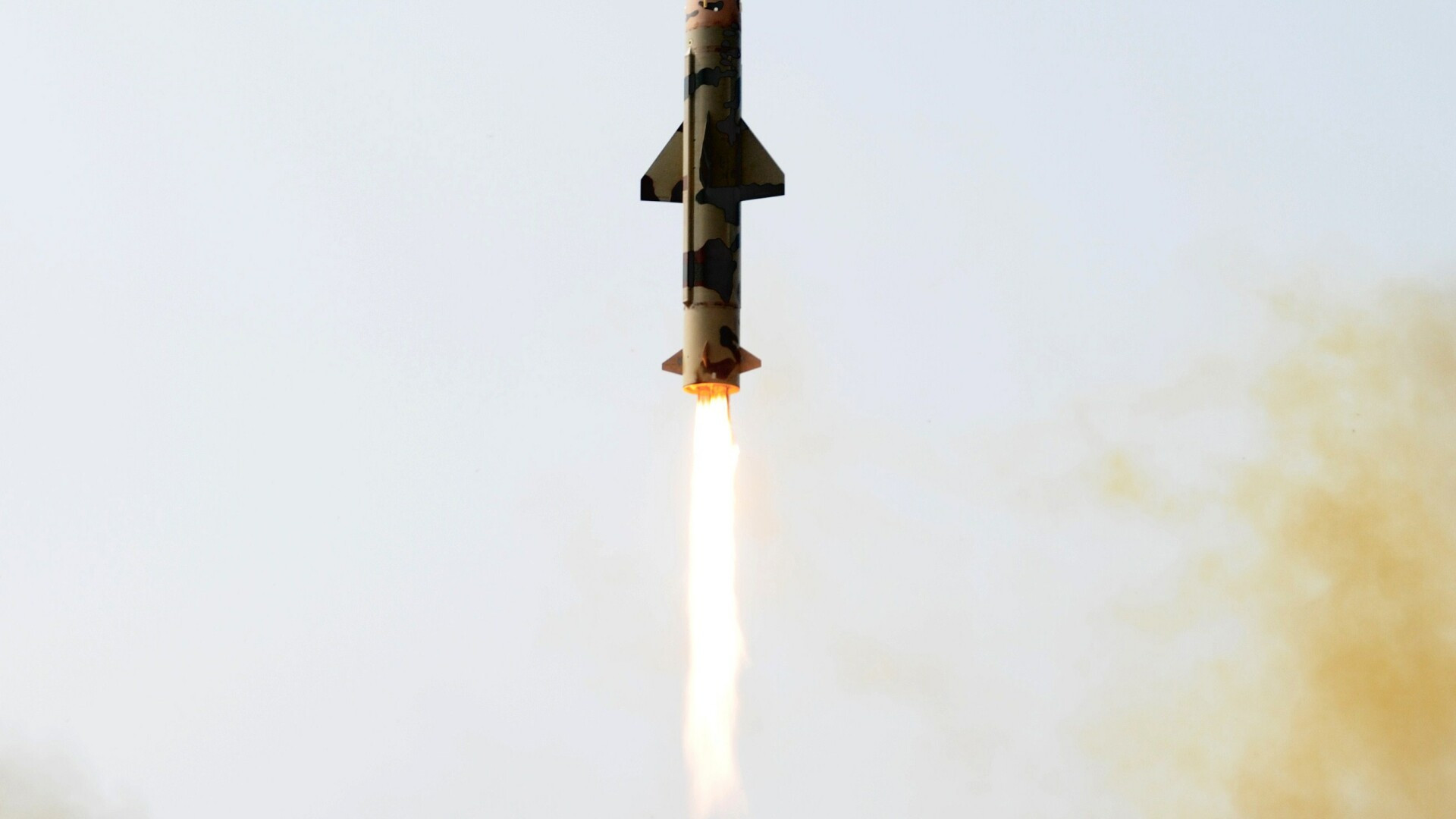 Iranul testeaza o racheta cu raza medie de actiune in timpul manevrelor navale