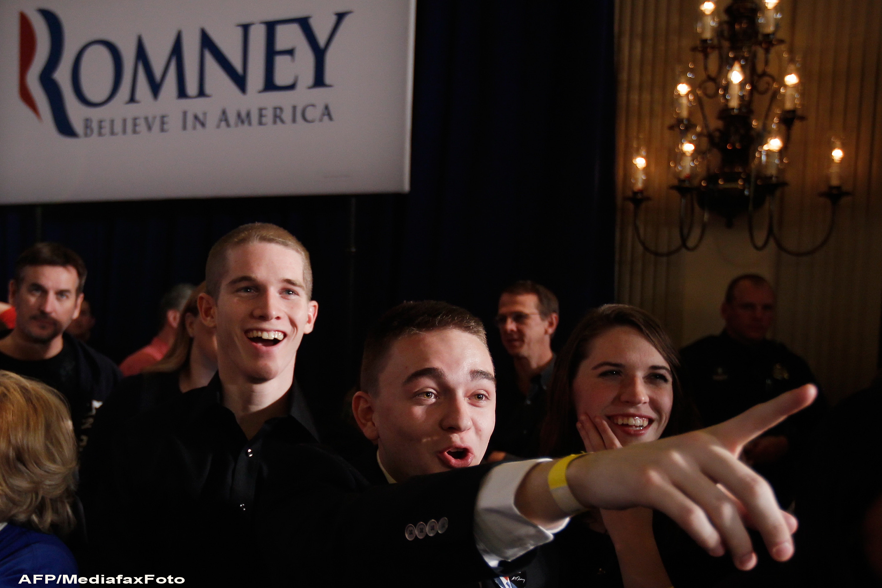 Lupta stransa in Iowa, intre republicani, in cursa pentru Casa Alba. Mitt Romney castiga cu 8 voturi