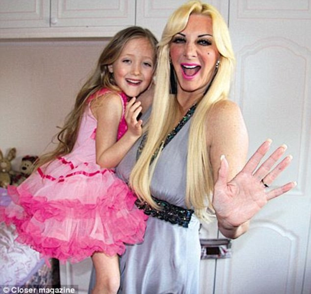 Cadoul revoltator pe care "Mamica Barbie" l-a facut fetitei sale de numai 7 ani