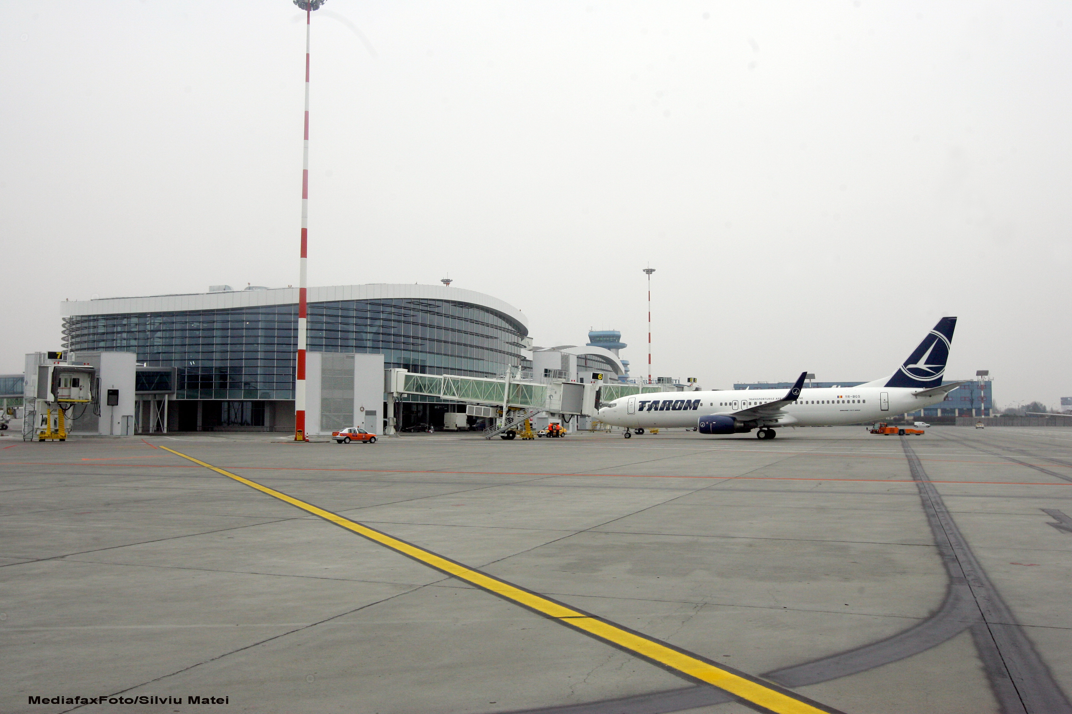 Trei aeronave au aterizat pe Aeroportul Baneasa din cauza cetii de pe Otopeni