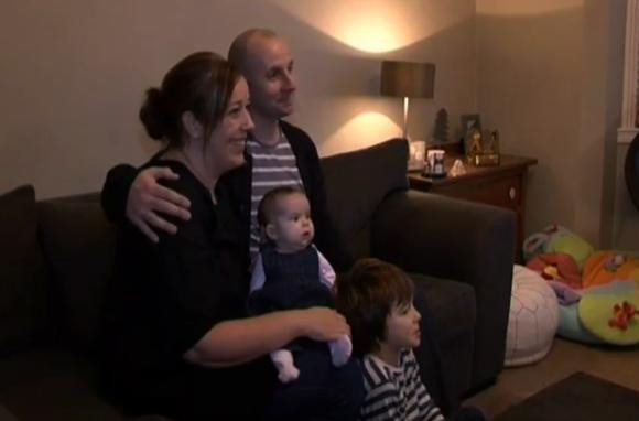 Gemeni nascuti la cinci ani distanta unul de altul. Mama lor explica situatia, iar tatal e fericit