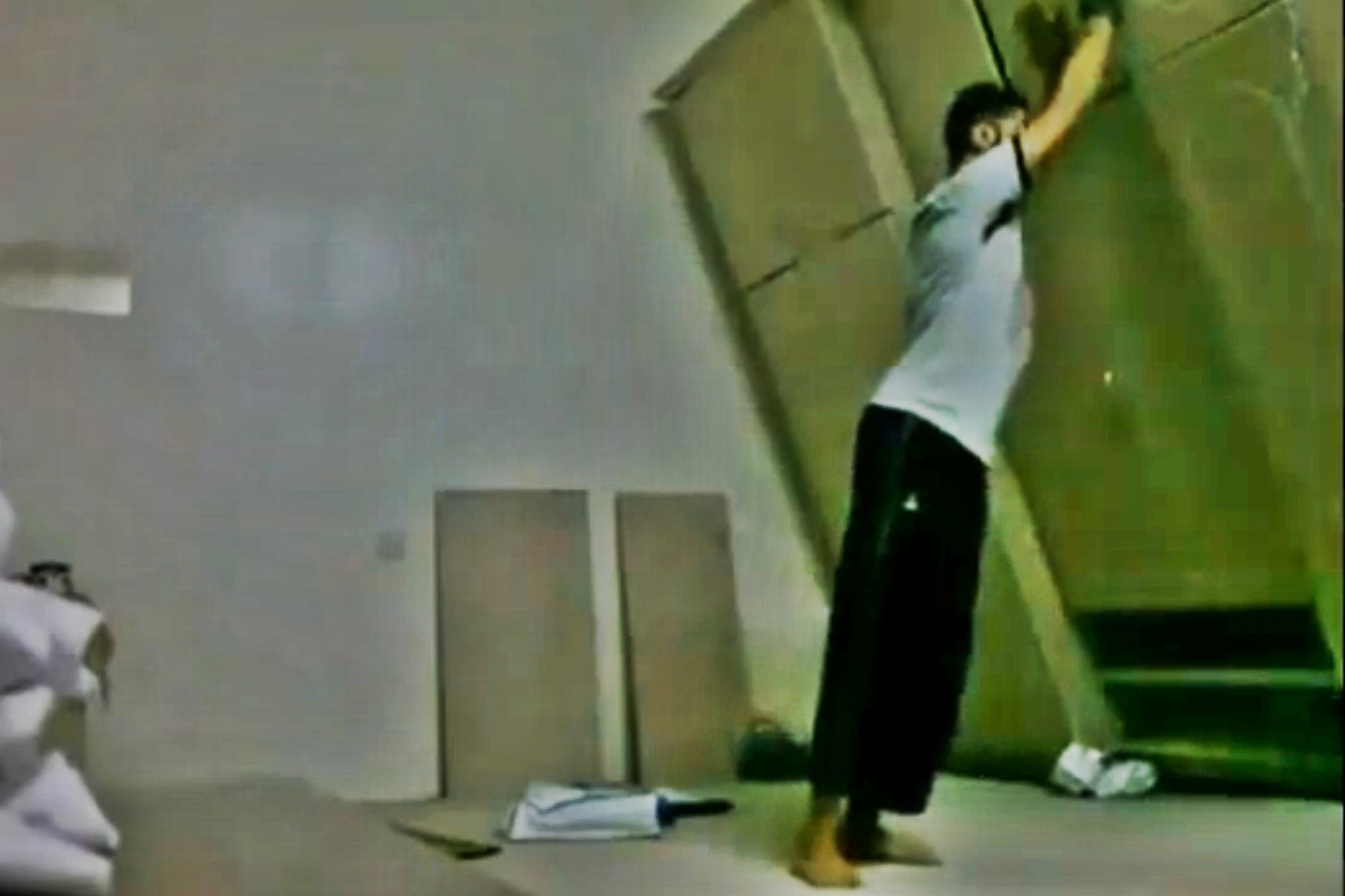 Si-a cumparat un sifonier si a incercat sa-l monteze singur. VIDEO cu momentul razbunarii