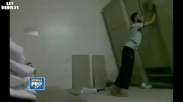 A cazut sifonierul pe el