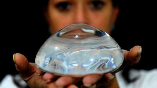 Ce se intampla cu femeile care au implanturi cu silicon cand sunt incinerate. "Recomandam inlaturarea lor inainte"