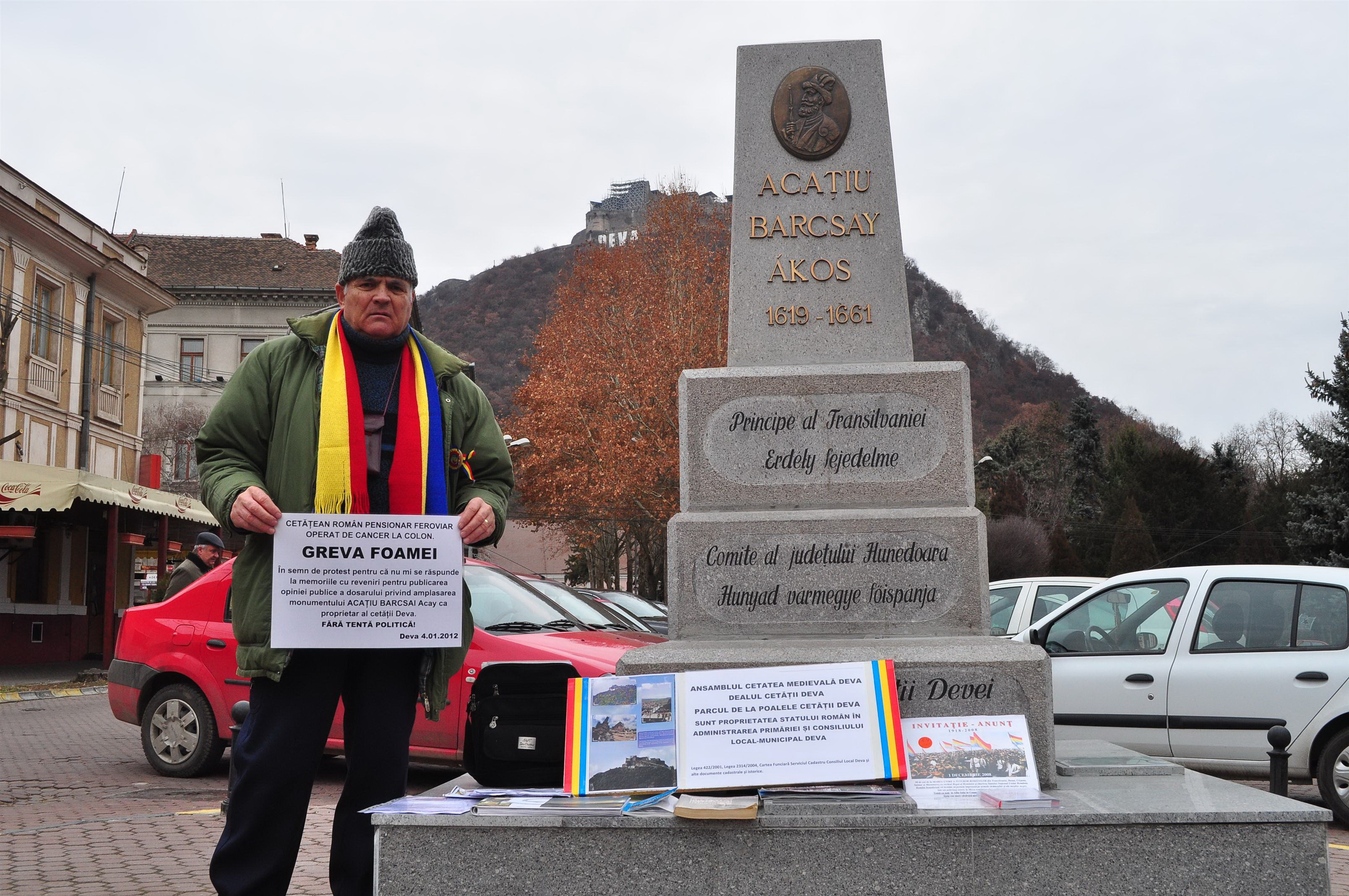 In greva foamei pentru un cuvant amplasat pe monumentul din fata Prefecturii Hunedoara