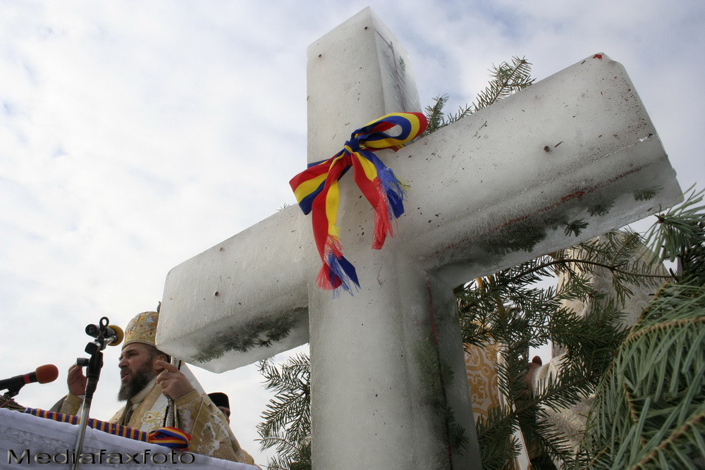 Gerul Bobotezei, pe cale de disparitie. Crucea din gheata, inlocuita cu una din brad. Prognoza meteo